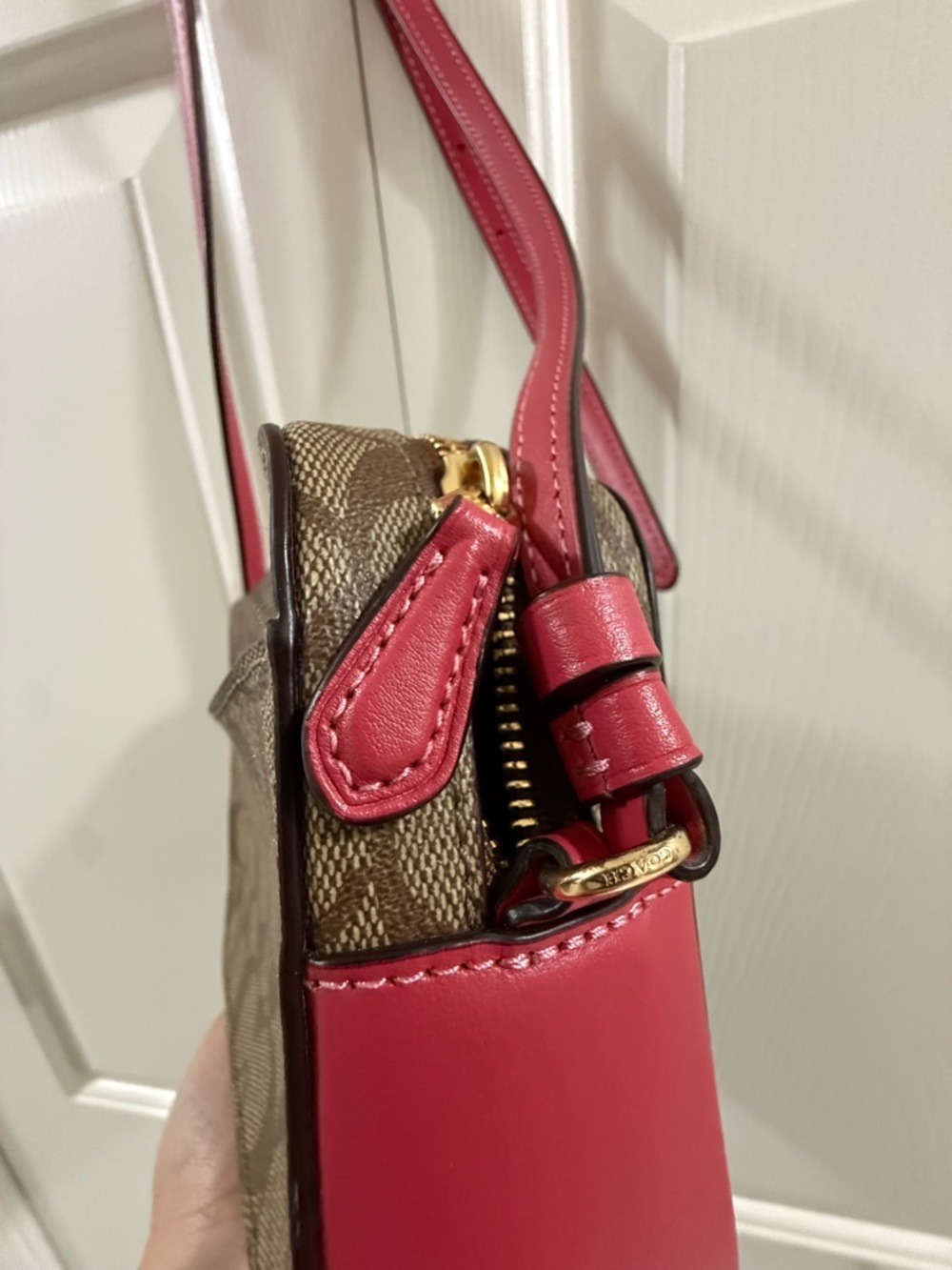 Coach Signature camera crossbody bag in brown monogram canvas with vibrant pink - Picture 15 of 17